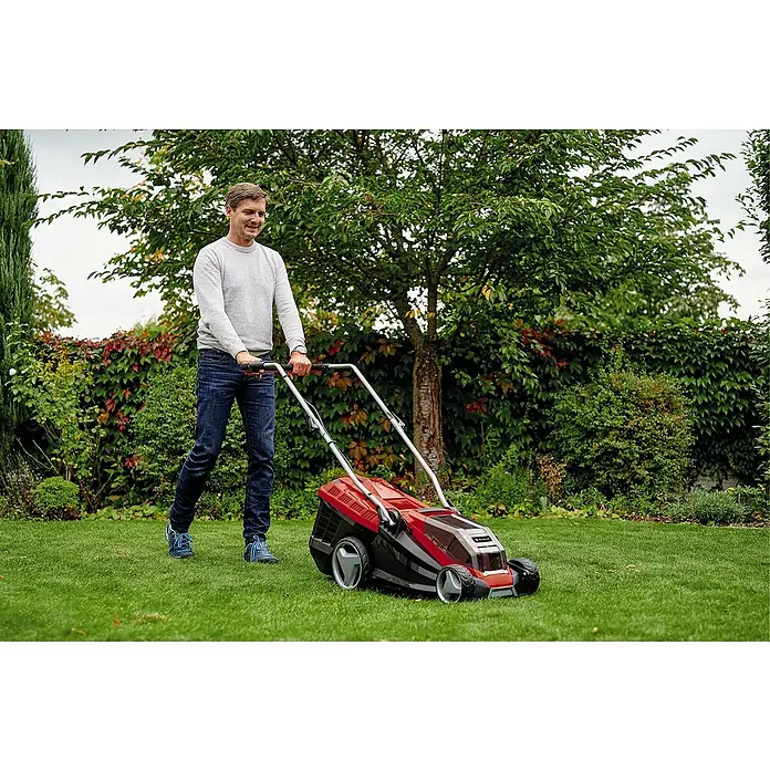Einhell Power X-Change 18V Akku-Rasenmäher GE-CM 36/36 LI - 18 V, 2 Akkus, 4 Ah, Schnittbreite: 36 cm - Ein Mann mäht den Rasen mit einem modernen, rot-schwarzen Rasenmäher in einem gepflegten Garten.