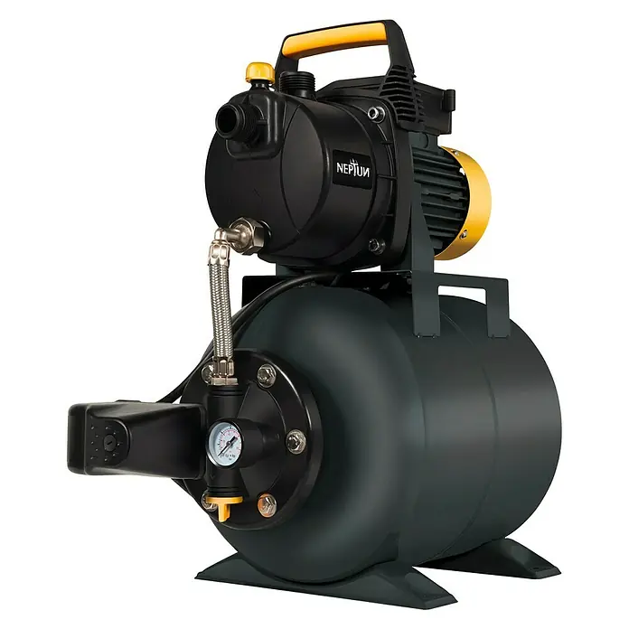 Neptun Grupo de presión NHW-E 68 - 680 W, 20 l, Capacidad de bombeo máx.: 3.800 l/h, Presión máx.: 36 bar - Primer plano de un sistema de agua doméstico NEPTUN con asa amarilla y manómetro, utilizado para el suministro de agua en la casa y el jardín.