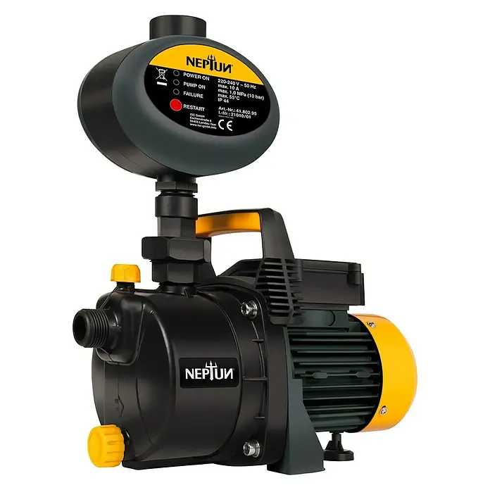 Neptun Hauswasserautomat NHA-E 68 - Max. Fördermenge: 3.800 l/h, Max. Druck: 3,6 bar - Das Bild zeigt eine schwarze und gelbe NEPTUN-Gartenpumpe mit Kontrollanzeige, die für die Wasserversorgung im Garten konzipiert ist.