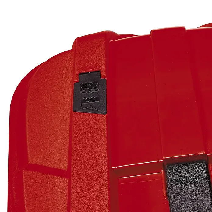 Einhell PXC 18V Cortacésped de batería GE-CM 18/33 Li - 18 V, 1 batería, 4 Ah, Ancho de corte: 33 cm - Primer plano de una caja de herramientas roja con un interruptor negro de "Go/Stop", destacando la movilidad y seguridad de la caja.