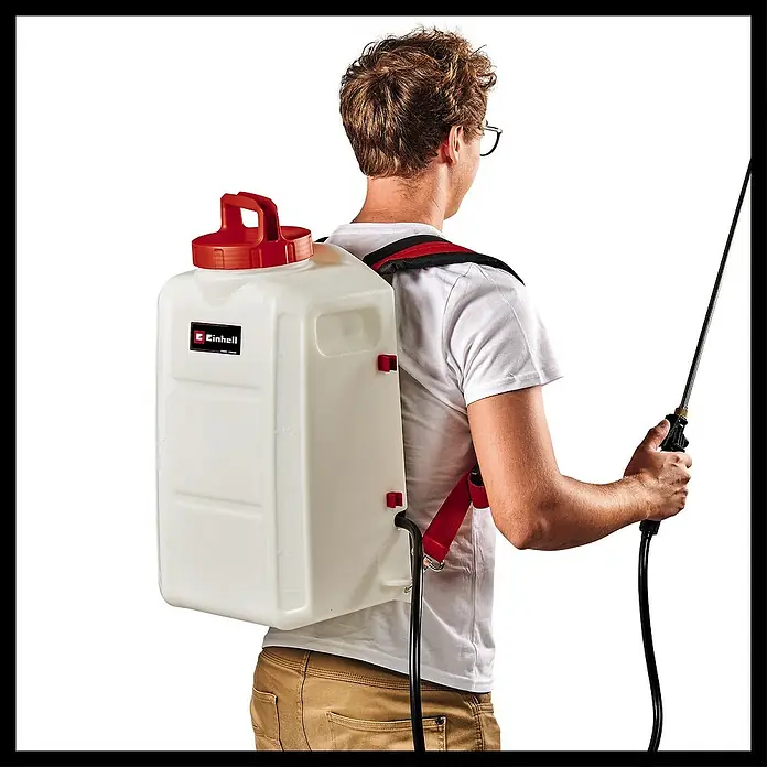 Einhell Power X-Change 18V Drucksprühgerät GE-WS 18/150 Li-Solo - Betriebsdruck: 4,5 bar, Kunststoff - Ein Mann mit einer Einhell Akku-Druckspritze auf dem Rücken, bereit für Gartenarbeiten.