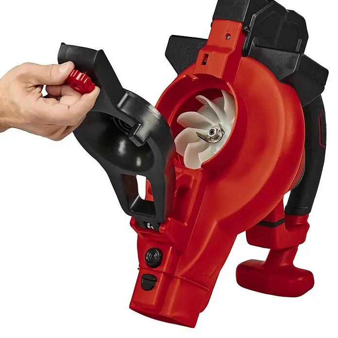 Einhell PXC 18V Soplador/Aspirador de batería 36/230 LI E-SOLO - 18 V, Sin batería, Potencia de soplado: 225 m³/h, Velocidad de soplado: 230 km/h - Soplador de hojas rojo con accesorios negros, cuya tapa está siendo abierta por una mano para dejar al descubierto el soplador.