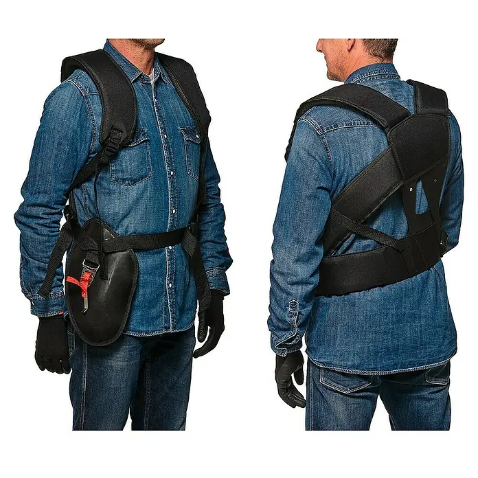 Einhell PXC 18V Desbrozadora de batería Agillo - 18 V, Iones de litio, Sin batería - Vista del producto de un sistema de arnés abrochado a la espalda de una persona. Es de color negro y tiene una funda en el lateral.