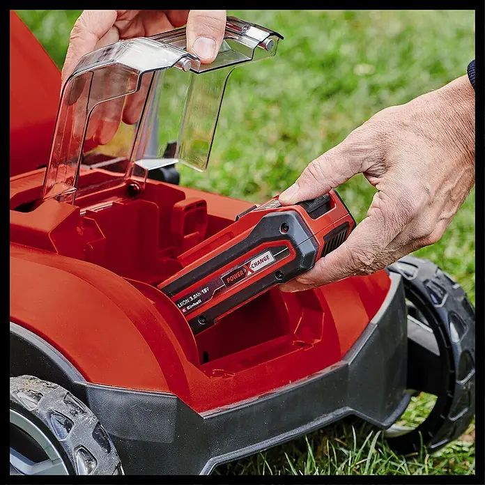 Einhell Power X-Change 18V Akku-Vertikutierer GC-SC 18/28 Li - Anzahl Akkus: 1 Akku, 18 V, Arbeitsbreite: 28 cm - Einstecken eines Einhell Power X-Change Akkus in einen roten Einhell Rasenmäher mit geöffnetem Akkufach.