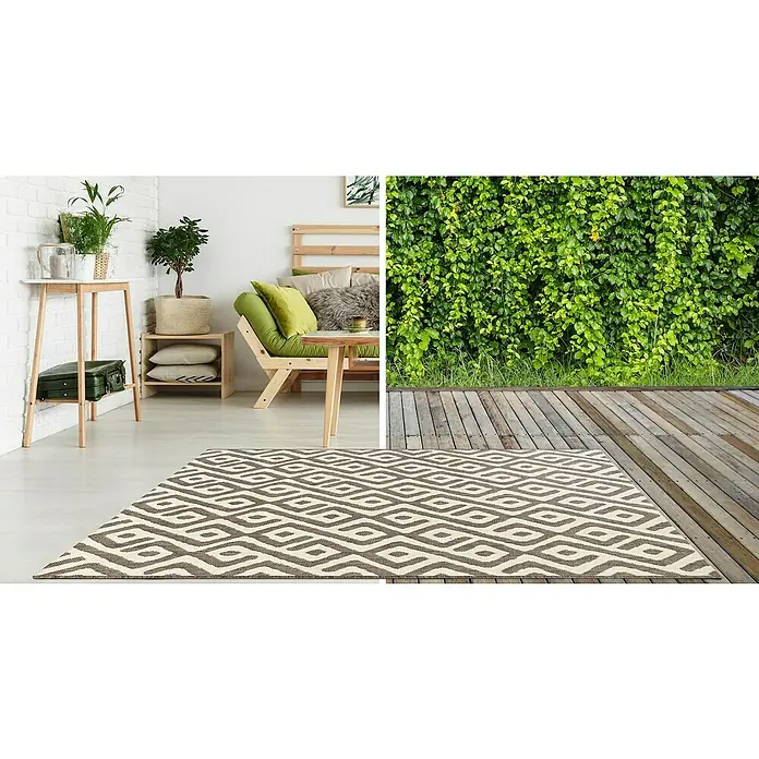 Alfombra exterior Sun Etnic - Beige/Marrón, 170 x 120 cm, 100% polipropileno (Flor) - Una alfombra rectangular con un patrón geométrico en gris y blanco se encuentra en una habitación luminosa decorada con plantas y muebles de madera.