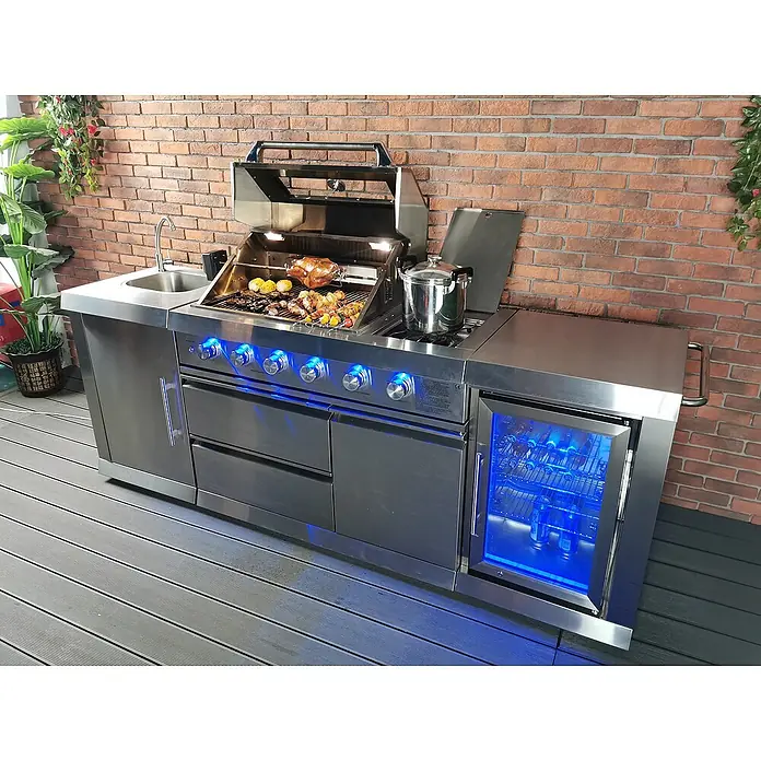 Buschbeck Outdoorküche Oxford - Edelstahl, Anzahl Brenner: 4 - Eine moderne Outdoor-Küche mit Edelstahl-Grill, Spüle und Kühlschrank, ideal für kulinarische Erlebnisse im Freien.
