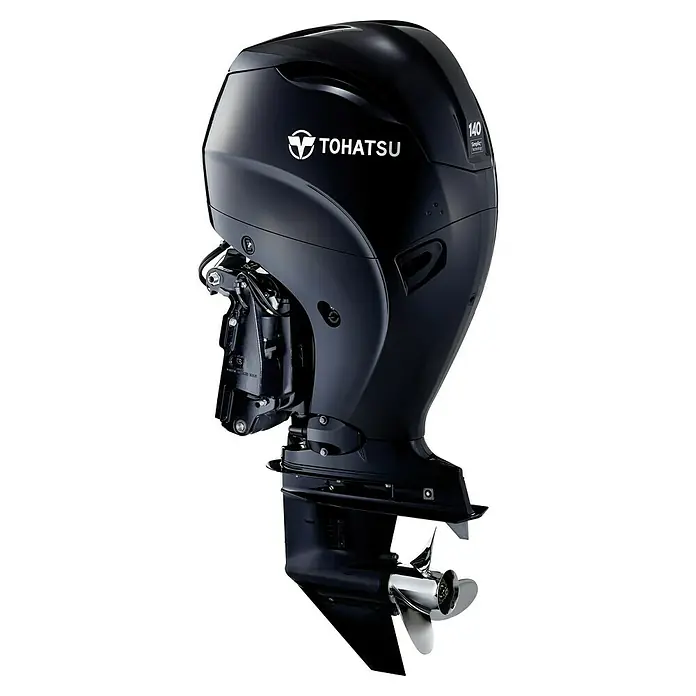 Tohatsu Außenbordmotor MFS 140 A ETUL - 102,97 kW, Fernsteuerung, Superlangschaft, Elektrostart - Schwarz glänzender Tohatsu 140 Außenbordmotor, Detailaufnahme des Motors mit Propeller.