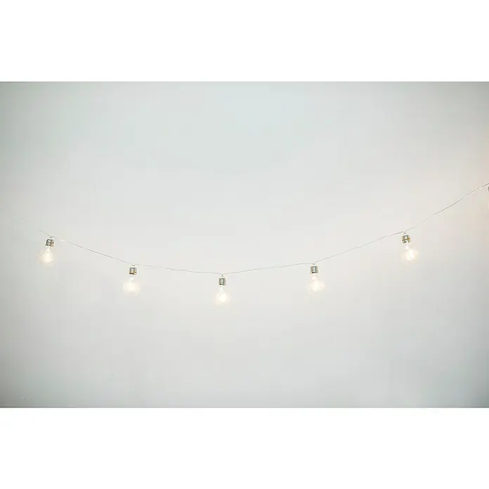 New Garden Guirnalda luminosa solar Stella - IP44, Largo: 4,5 m, 10 ud. - Una cadena de luces con seis bombillas contra un fondo blanco, creando un ambiente cálido y acogedor.