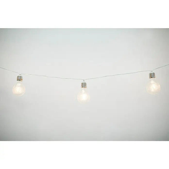 New Garden Guirnalda luminosa solar Stella - IP44, Largo: 4,5 m, 10 ud. - Una guirnalda de luces con tres bombillas que emiten un brillo blanco cálido cuelga sobre un fondo neutro y luminoso.