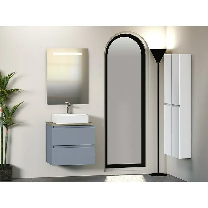 Artysan Mueble bajo de lavabo Fons - 46 x 60 x 56 cm, Azul - Elegante interior de baño con un moderno mueble de lavabo gris, un espejo iluminado y un armario con espejo alto y estrecho.