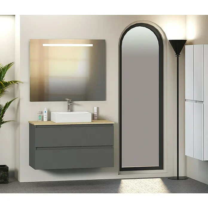 Artysan Mueble bajo de lavabo Fons - 46 x 90 x 56 cm, Antracita - Mueble de baño gris con lavabo y espejo grande, complementado con una lámpara de pie negra delgada para una iluminación elegante.