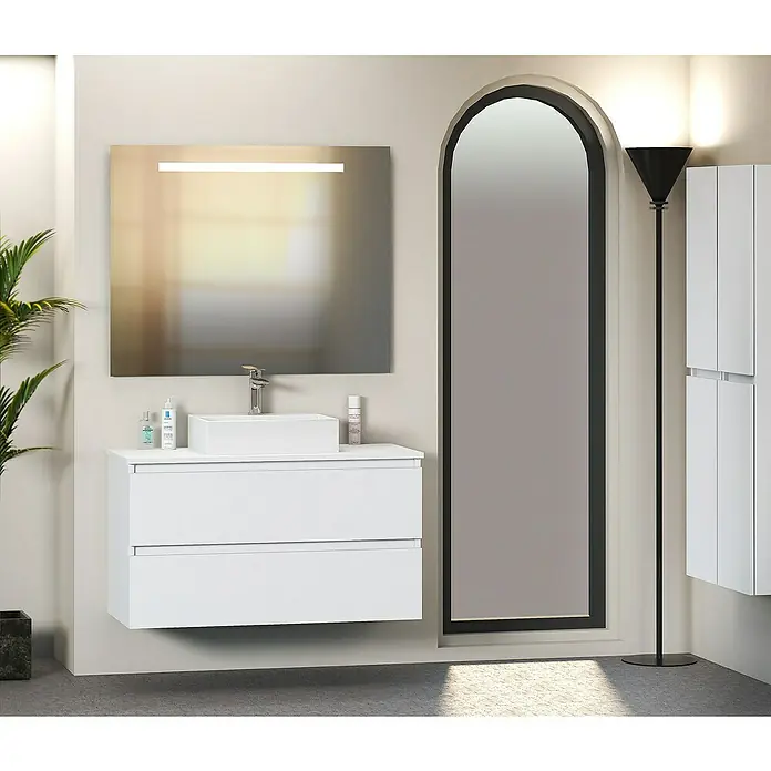 Artysan Mueble bajo de lavabo Fons - 46 x 100 x 56 cm, Blanco seda - Elegante interior de baño con un moderno mueble de lavabo blanco, un espejo con iluminación y un espejo alto y delgado.