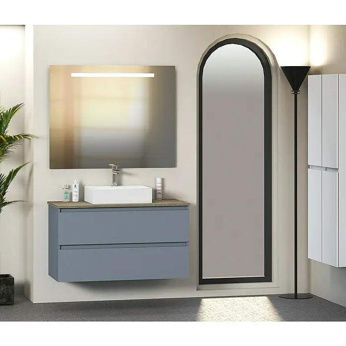 Artysan Mueble bajo de lavabo Fons - 46 x 90 x 56 cm, Azul - Mueble de baño gris con lavabo rectangular sobre encimera, espejo iluminado y lámpara de pie elegante para un ambiente moderno.