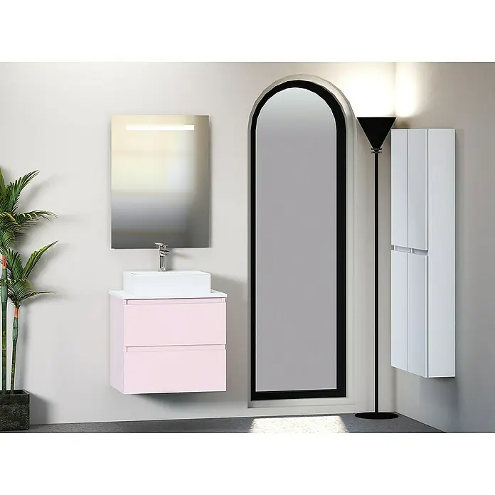 Artysan Mueble bajo de lavabo Fons - 46 x 60 x 56 cm, Rosa - Elegante interior de baño con mueble de lavabo rosa, espejo iluminado y una lámpara de pie negra y estilizada.