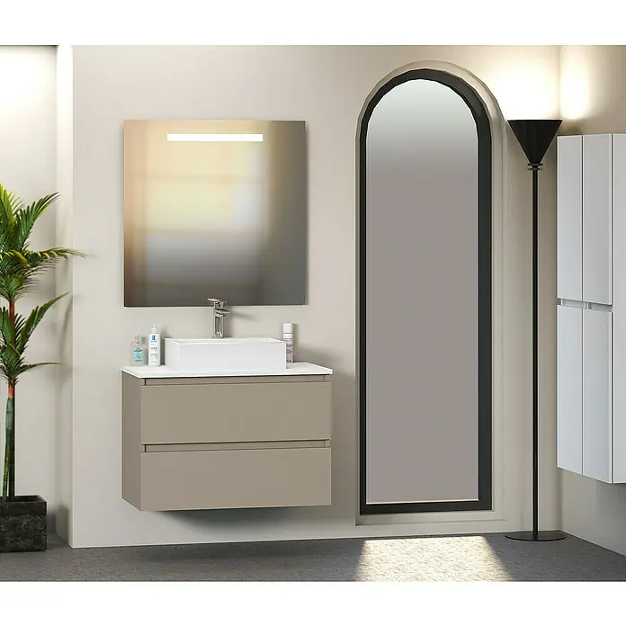 Artysan Mueble bajo de lavabo Fons - 46 x 70 x 56 cm, Fango - Interior de baño moderno con un tocador beige flotante, un espejo rectangular con iluminación y un espejo alto y delgado.
