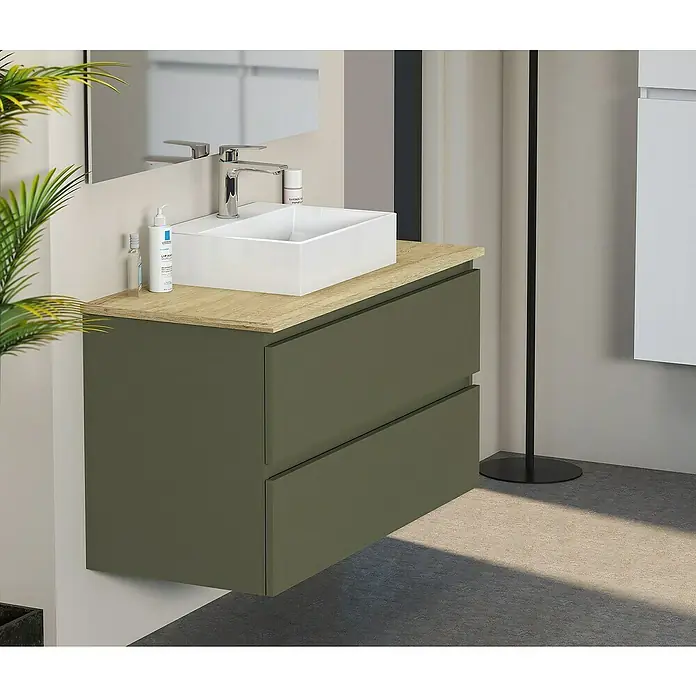 Artysan Mueble bajo de lavabo Fons - 46 x 100 x 56 cm, Musgo - Un moderno tocador de baño verde oliva con una tapa de madera clara y un lavabo rectangular. El mueble ofrece un espacio de almacenamiento elegante.