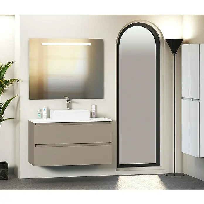 Artysan Mueble bajo de lavabo Fons - 46 x 100 x 56 cm, Fango - Baño moderno con tocador flotante en color taupe, espejo rectangular con iluminación y un elegante espejo de arco negro.
