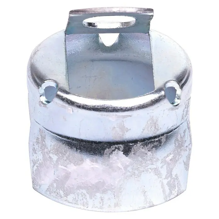 Stema Steckerhalter - Passend für: 7- und 13-polige Stecker - Nahaufnahme einer robusten, verzinkten Rohrkappe mit Befestigungslasche, ideal für sichere und langlebige Rohrverbindungen im Bauwesen.