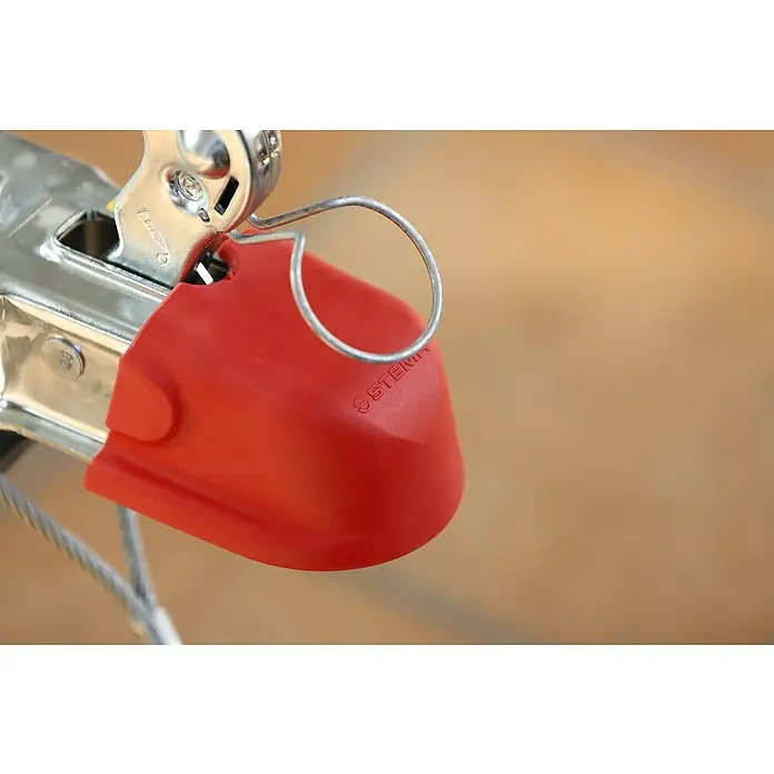 Stema Kupplungsschutzkappe Red Nose - Passend für: Anhänger mit KNOTT-Kupplung, Material: Aluminium - Nahaufnahme einer Anhängerkupplung mit rotem Schutz, die die Marke "Stema" zeigt, ideal für sicheren Transport.