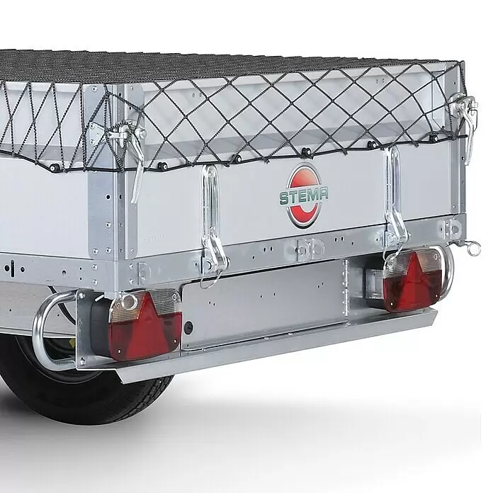Stema Anhängernetz - Materialspezifizierung: Gummi - Rückansicht eines silbernen Anhängers mit schwarzem Ladungsnetz, Rücklichtern und STEMA-Logo.
