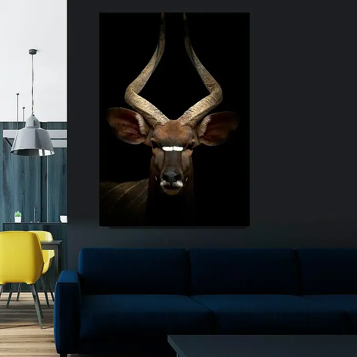 Póster Antílope - Retrato de animal, An x Al: 100 x 140 cm - Una llamativa obra de arte mural con un kudu sobre fondo negro, que añade un toque de naturaleza salvaje a cualquier habitación.