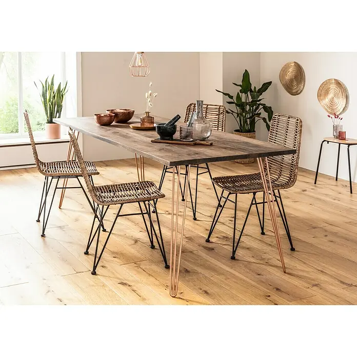 Wagner System Möbelfuß Hairpinlegs - Stahl, Höhe: 71 cm, Rosé Gold - Ein Esstisch mit vier Stühlen, die ein modernes und stilvolles Design aufweisen und perfekt für ein gemütliches Esszimmer geeignet sind.