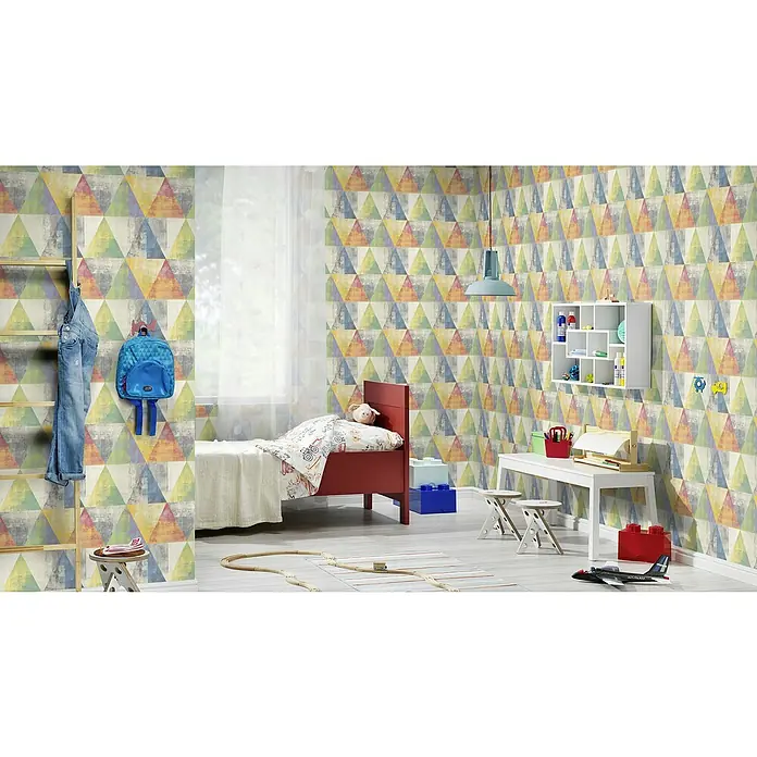 Rasch Hyde Park Vliestapete - Bunt, Grafisch, 10,05 x 0,53 m - Ein helles Kinderzimmer mit einem roten Bett, einem weißen Schreibtisch und einer Wand mit bunten Dreiecken als Hintergrund.