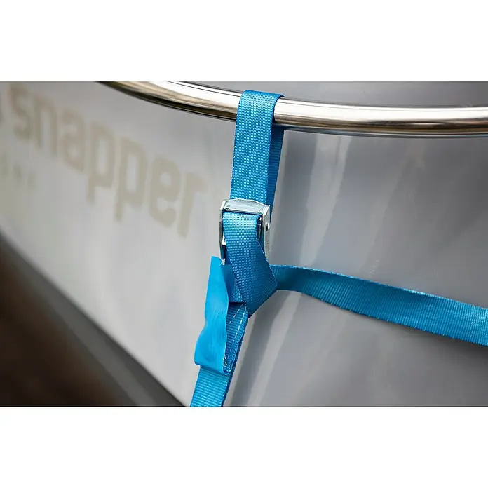 Stema Spanngurt mit Klemme2,5 m x 2,5 cm, Belastbarkeit: 125 kg - Detailansicht eines blauen Spanngurts mit Metallschnalle, der an einer Reling befestigt ist und ein Produkt wie einen Rasenmäher sichert.