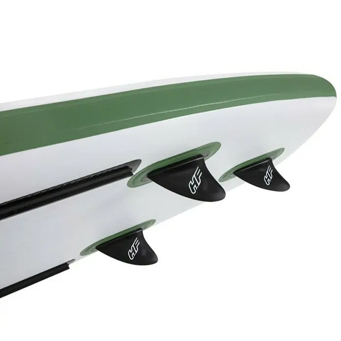 Bestway Hydro Force Paddle surf Kahawai - L x An x Al: 3,1 m x 86 cm x 15 cm, Carga útil: 140 kg, Hinchable - Primer plano de las aletas de una tabla de paddle verde y blanca, con el logo "HF".