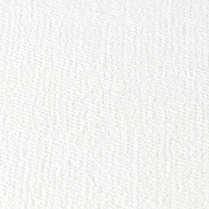 Rasch Kimono Vliestapete - Weiß, Uni, 10,05 x 0,53 m - Nahaufnahme eines weißen Handtuchs mit subtilen Texturen, ideal zur Hervorhebung weicher Stoffqualität und für minimalistische Hintergründe.