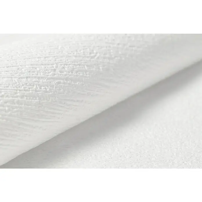 Rasch Vliestapete Feel Good - Weiß, Uni, 10,05 x 0,53 m, Längsstruktur - Detailaufnahme einer weißen Tapete mit reliefartiger Textur. Die Oberfläche wirkt rau und unregelmäßig.