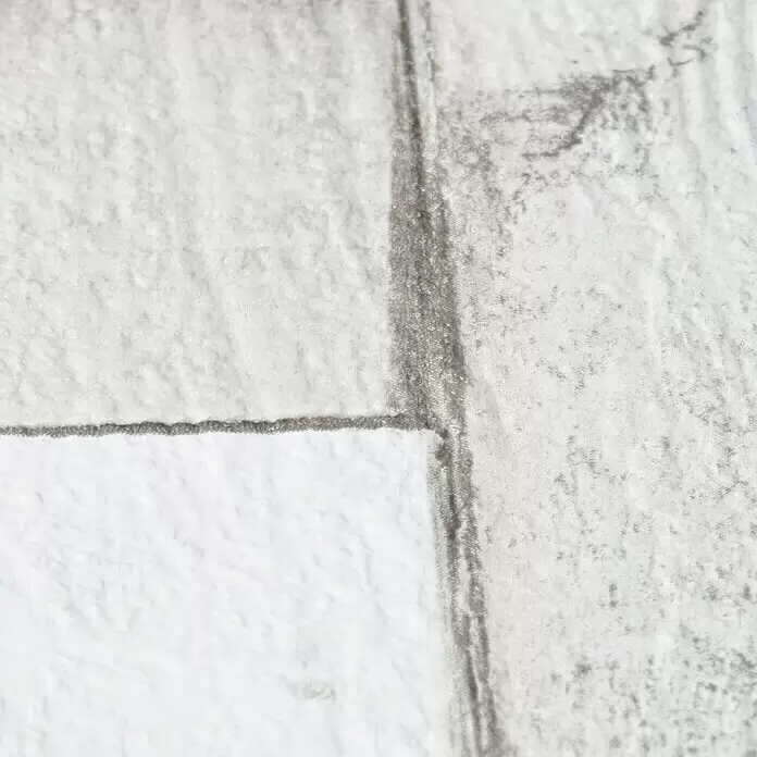 Rasch Papiertapete - Beige/Creme, Holzoptik, 10,05 x 0,53 m - Strukturierte hellgraue Oberfläche mit dunklen Linien, die ein Block- oder Fliesenmuster bilden.
