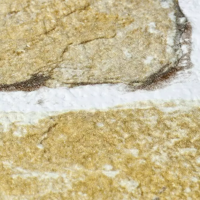 Rasch Papiertapete - Beige/Creme, Steinoptik, 10,05 x 0,53 m - Nahaufnahme von strukturiertem gelb-braunem Steinmuster mit dunklen Linien und weißem Mörtel, möglicherweise bedruckter Stoff oder Tapete.