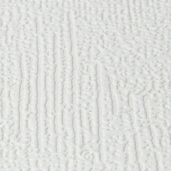 Rasch Vliestapete Deco Style - Grau/Silber/Schwarz, Uni, 10,05 x 0,53 m, Feine Struktur - Detailaufnahme einer weißen, strukturierten Tapete, die eine subtile, aber fühlbare Oberfläche für ein ruhiges Ambiente bietet.