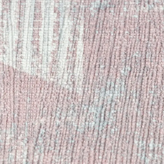 Rasch Hyde Park Vliestapete - Rosa/Grau, Grafisch, 10,05 x 0,53 m - Nahaufnahme eines gewebten rosafarbenen und weißen Teppichs, der eine weiche und strukturierte Oberfläche zeigt.