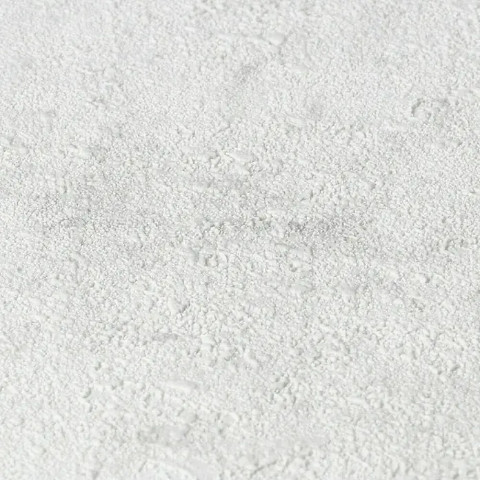 Rasch Tapetenwechsel Vliestapete - Beige, Betonoptik, 10,05 x 0,53 m - Ein detailliertes Bild einer weißen, texturierten Oberfläche, die an eine grobe Putzstruktur erinnert, ideal für Hintergründe.