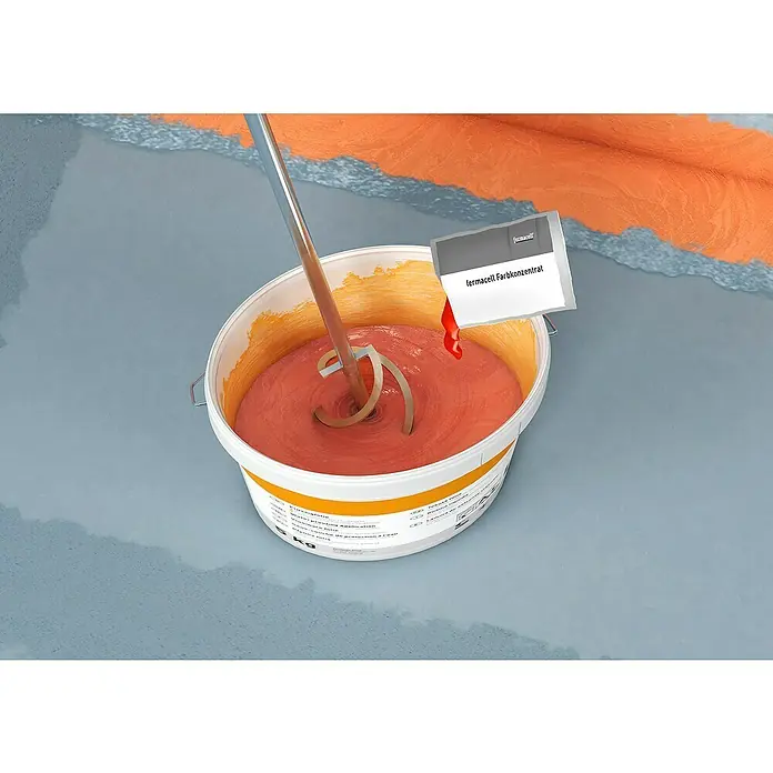 Fermacell Flüssigfolie - 5 kg - Farbmischung: Ein Eimer mit roter Farbe und ein Farbpigment-Beutel mit der Aufschrift "fermacell Farbkonzentrat".