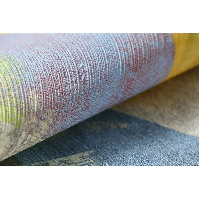 Rasch Hyde Park Vliestapete - Bunt, Grafisch, 10,05 x 0,53 m - Nahaufnahme einer aufgerollten bunten Tapete mit einer interessanten Textur und Farbpalette, die ihre Oberfläche betont.