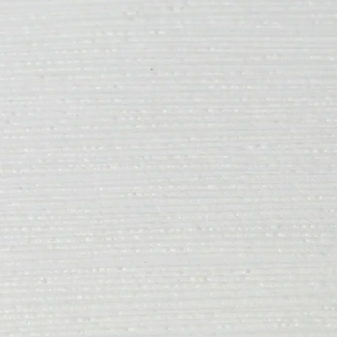 Rasch Tapetenwechsel Vliestapete Line - Weiß, Uni, 10,05 x 0,53 m - Eine Nahaufnahme einer weißen, texturierten Oberfläche. Die Textur besteht aus feinen, horizontalen Linien, die sich leicht überlappen.