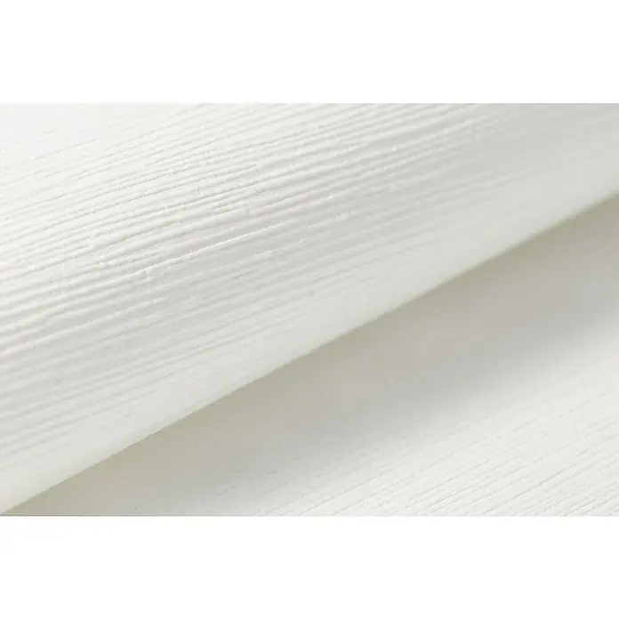 Rasch Tapetenwechsel Vliestapete Line - Weiß, Uni, 10,05 x 0,53 m - Nahaufnahme eines strukturierten, cremefarbenen Materials, das sich sanft wölbt und dessen feine Linien für eine dezente Eleganz sorgen.