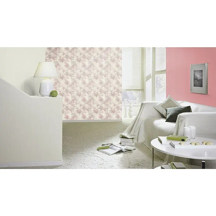 Rasch Hyde Park Vliestapete - Rosa/Grau, Grafisch, 10,05 x 0,53 m - Wohnzimmer mit einer Wandtapete in geometrischem Design und einem weißen Sofa.
