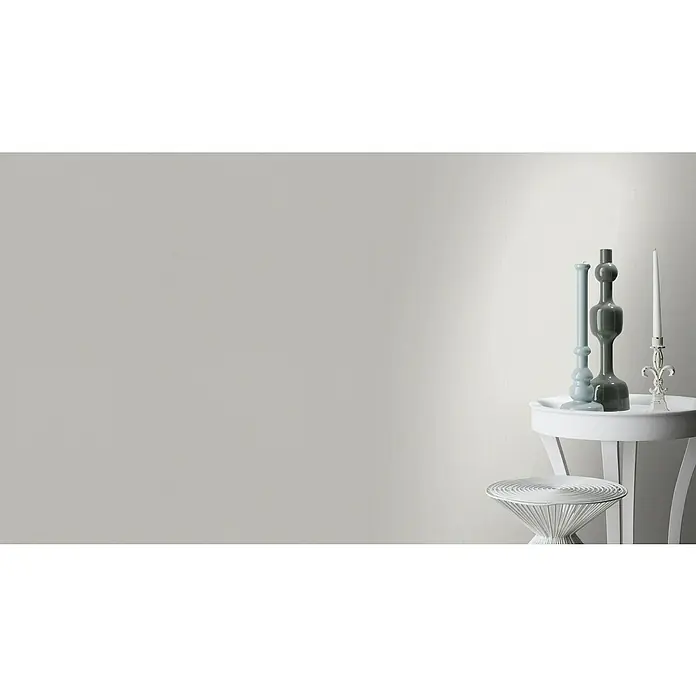 Rasch Vliestapete Deco Style - Weiß, Uni, 10,05 x 0,53 m, Feine Struktur - Elegantes Stillleben mit dekorativen Vasen und einer Kerze auf einem weißen Beistelltisch, das Ambiente und Stil vereint.