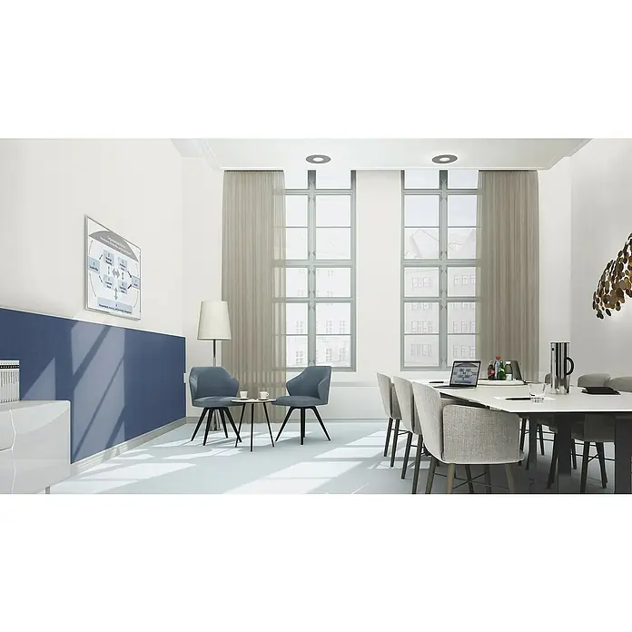 Rasch Vliestapete Deco Style - Weiß, Uni, 10,05 x 0,53 m, Feine Struktur - Helles Büro mit Konferenztisch und grauen Stühlen, ergänzt durch eine blaue Akzentwand und Tageslicht durch große Fenster.