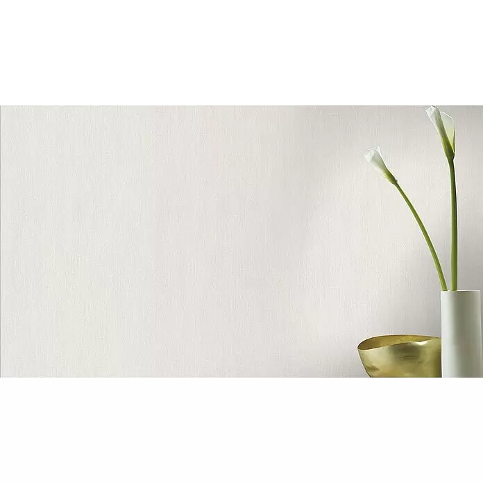 Rasch Vliestapete - Weiß, 10,05 x 0,53 m - Hellcremefarbene strukturierte Tapete an einer Wand, mit weißen Calla-Lilien in einer weißen Vase und einer Goldschale auf einer Oberfläche.