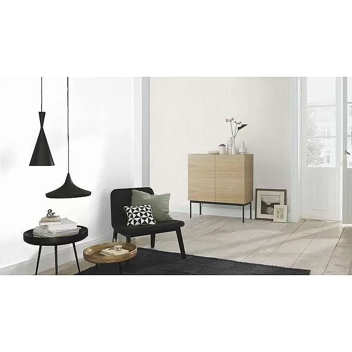 Rasch Vliestapete - Weiß, 10,05 x 0,53 m - Schwarze Pendelleuchten und passende schwarze Beistelltische in einem modernen Wohnzimmer, vor hellen Holzböden und Wänden.