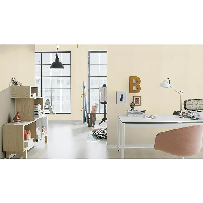 Rasch Club Vliestapete - Hellbraun, Uni, 10,05 x 0,53 m - Helles, modernes Arbeitszimmer mit Schreibtisch, Stuhl, Regal und großen Fenstern. Ideal für konzentriertes Arbeiten und kreatives Schaffen.