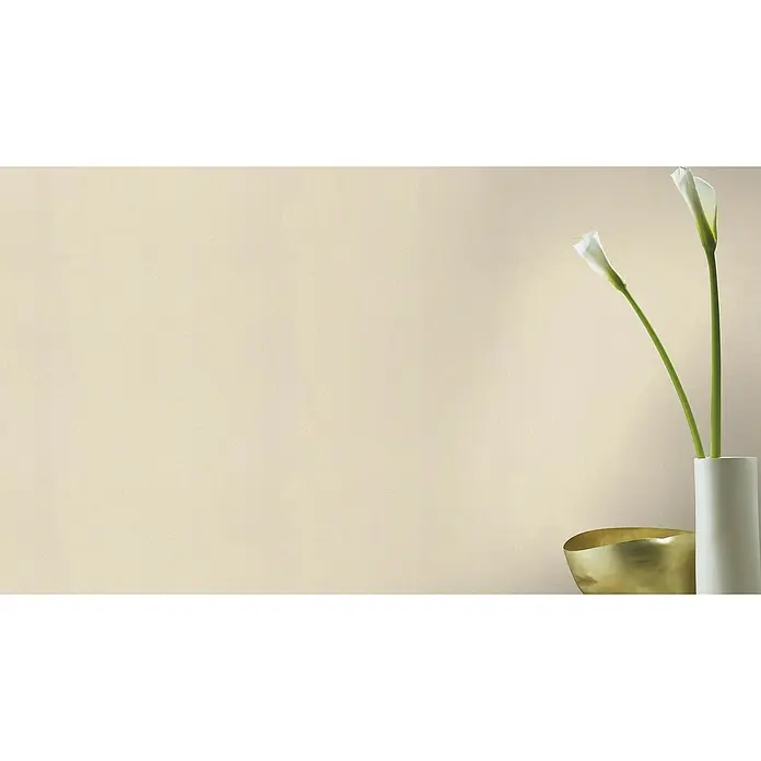 Rasch Club Vliestapete - Hellbraun, Uni, 10,05 x 0,53 m - Elegantes Arrangement mit weißen Calla-Lilien in einer schlanken Vase und goldener Schale auf einem beigen Hintergrund.