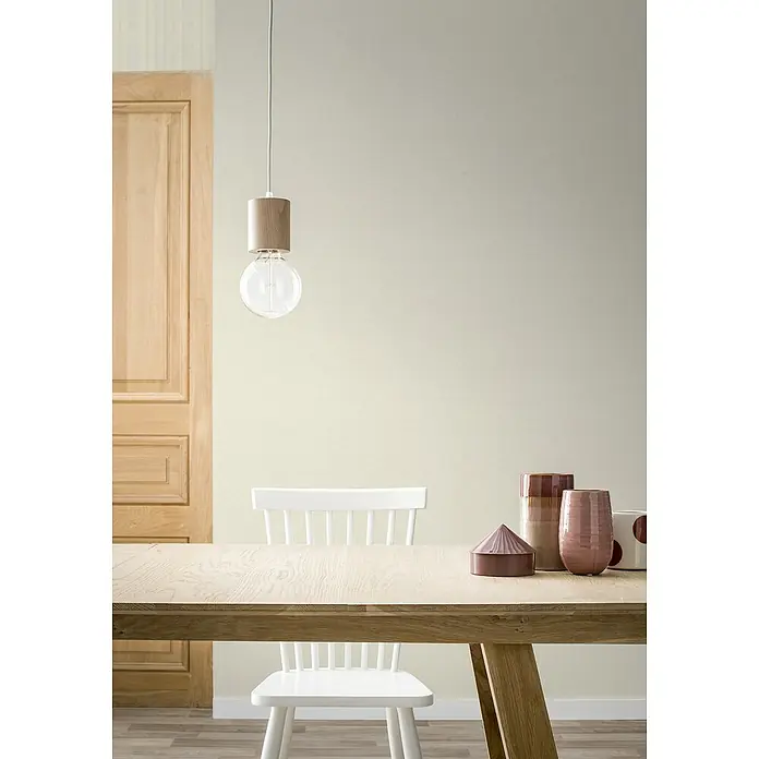 Rasch Saphira Vliestapete I - Weiß, Uni, 10,05 x 0,53 m - Holzpendelleuchte mit Edison-Glühbirne über Holztisch mit Deko-Vasen, betont schlichtes Design und warme Holztöne im Interieur.
