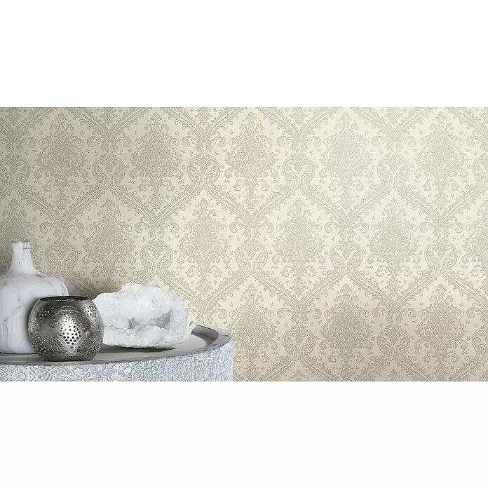 Rasch Saphira Vliestapete Barockornament - Weiß, Ornament, 10,05 x 0,53 m - Elegante Damast-Tapete in Beige mit silbernem Muster, die eine Zimmerwand schmückt.