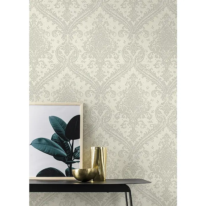 Rasch Saphira Vliestapete Barockornament - Weiß, Ornament, 10,05 x 0,53 m - Detailaufnahme einer eleganten Tapete mit zartem Muster, die jedem Raum eine raffinierte Note verleiht und das Interieur aufwertet.